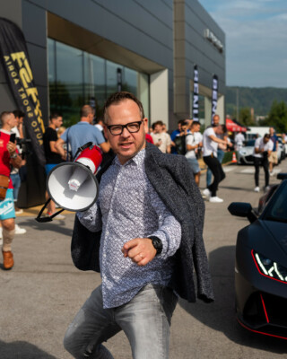 The host welcomes the guests who gather at the starting point